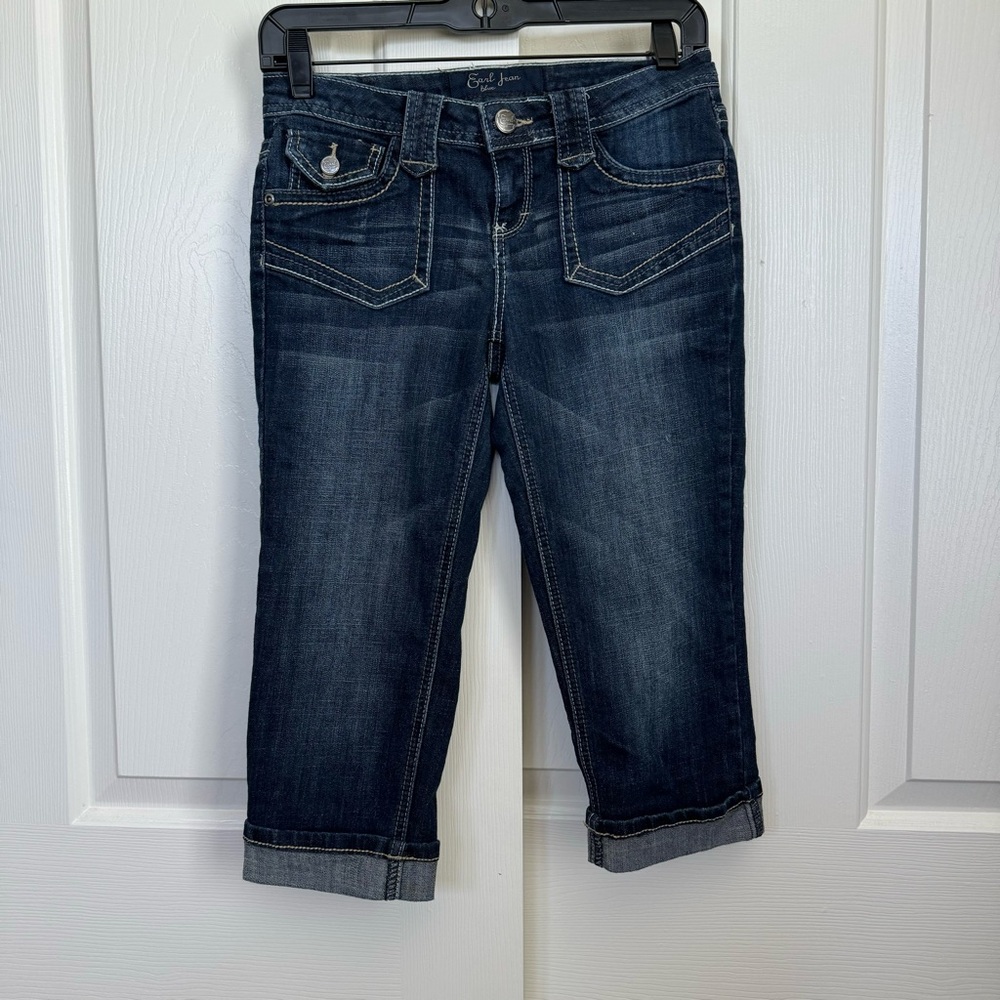 Women junior crop jeans, low rise. Like new condition.